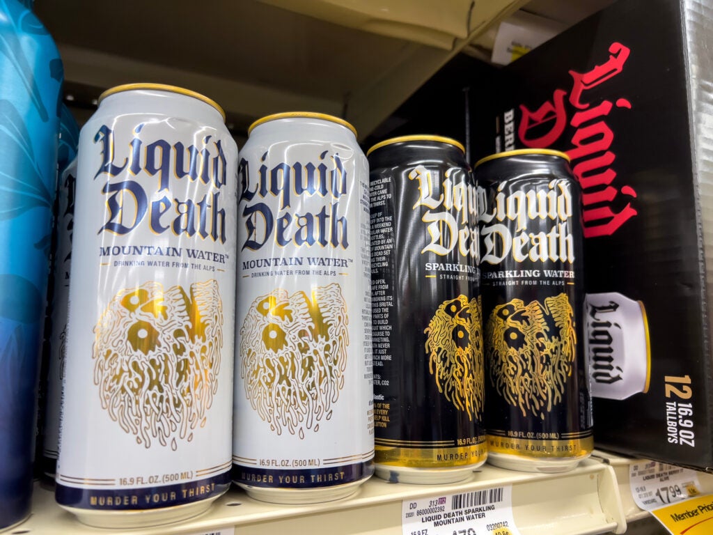 علب Liquid Death معروضة في متجر بسياتل